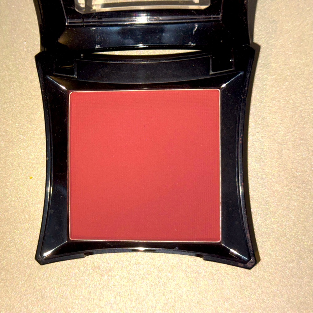 Illamasqua Bold Crimson Blush-BEG